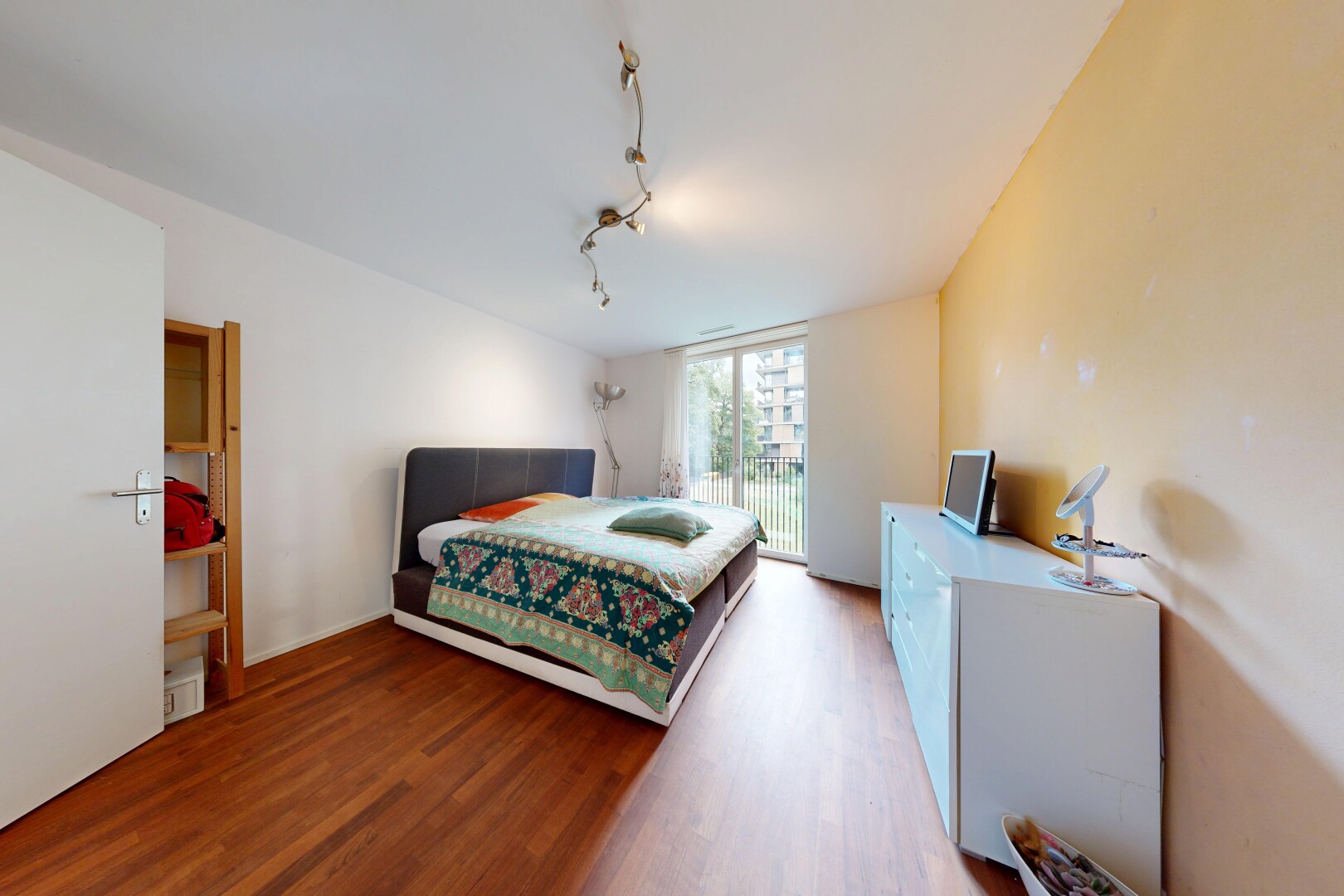 chambre avec sol en finition bois, wood finish floor, accès à l'extérieur, cloison sèche, et drywall