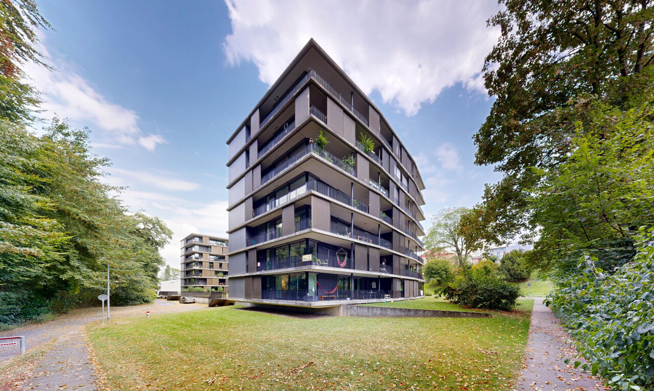 extérieur du bâtiment avec vue sur le complexe d'appartements, apartment complex view, day time, et from community