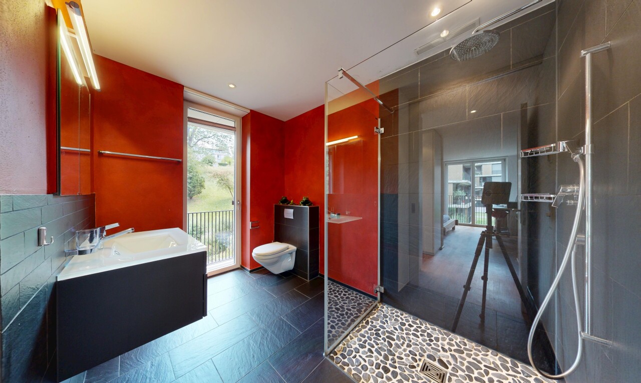 salle de bains avec douche, salle de bain complète, lavabo (ou coiffeuse selon le contexte), éclairage encastré, et inside property