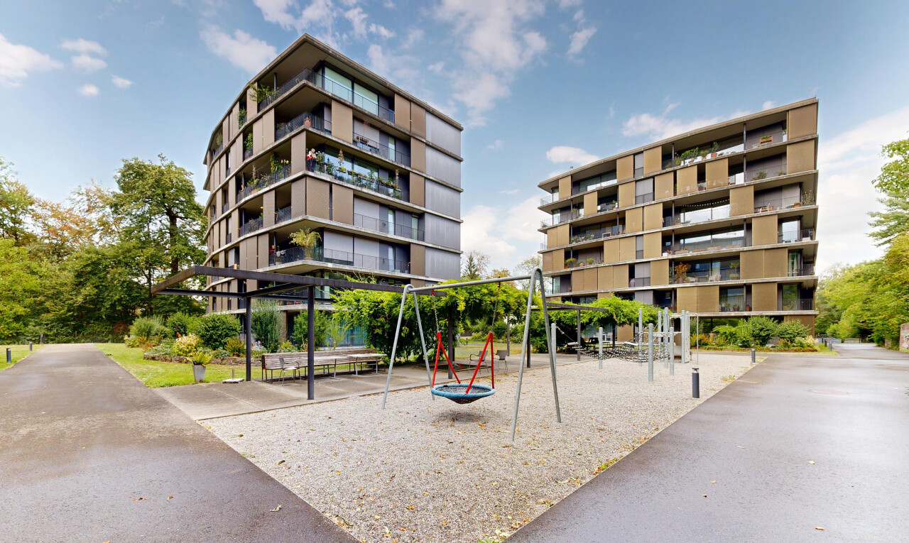 extérieur du bâtiment avec from community, vue sur le complexe d'appartements, apartment complex view, et day time