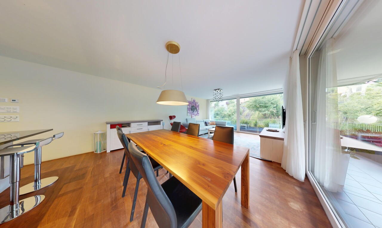 salle à manger avec wood finish floor, sol en finition bois, drywall, cloison sèche, et inside property