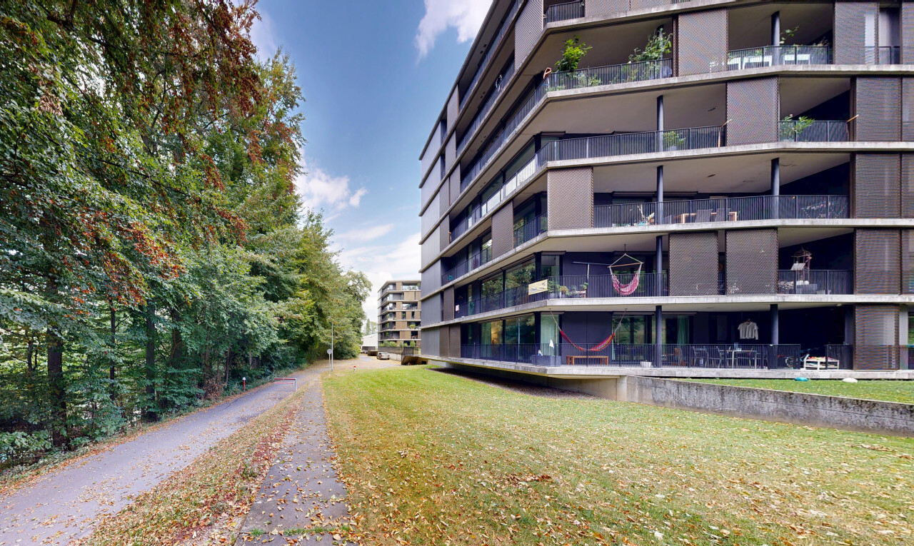 extérieur du bâtiment avec vue sur le complexe d'appartements, apartment complex view, day time, et from community