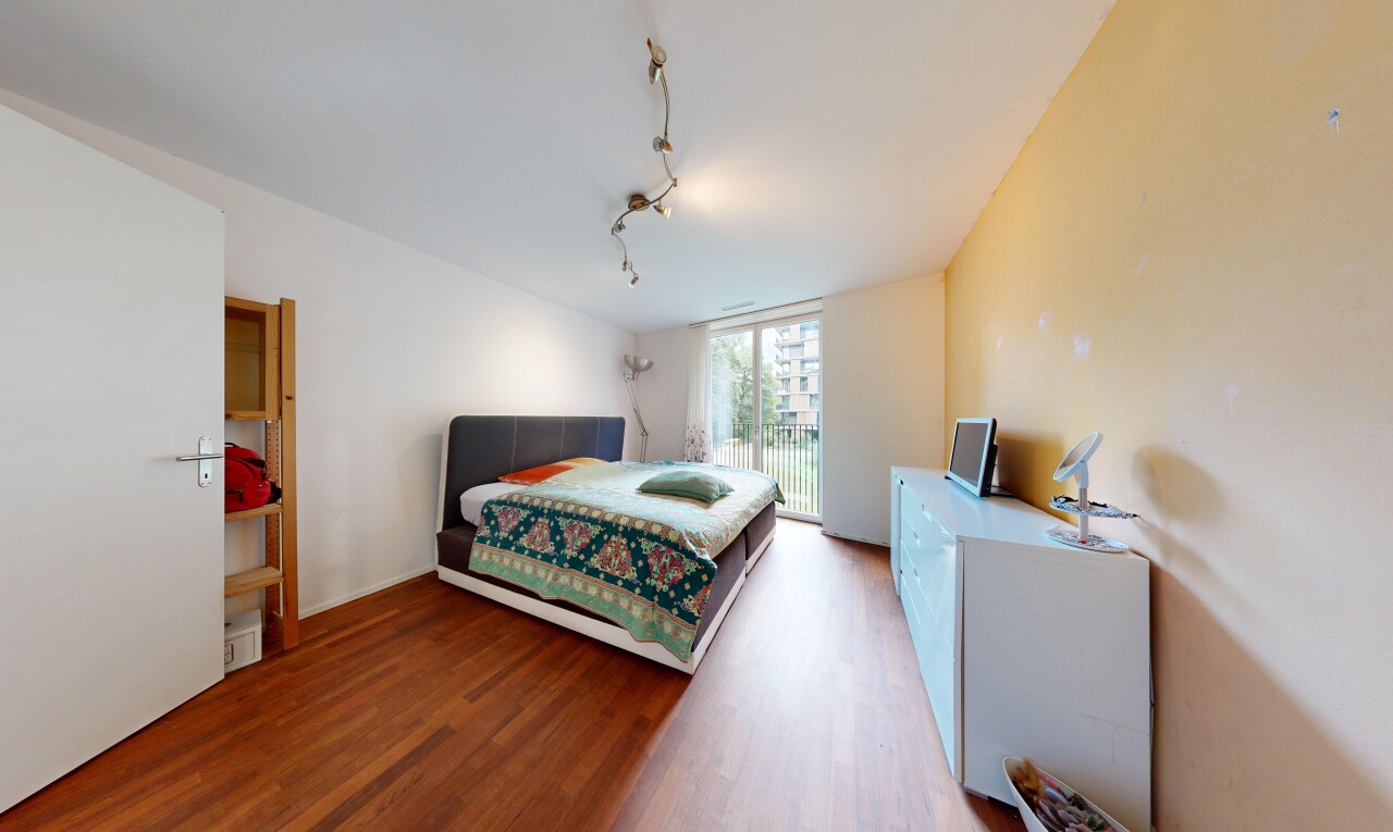 chambre avec sol en finition bois, wood finish floor, accès à l'extérieur, cloison sèche, et drywall