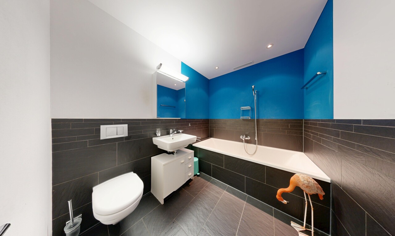 salle de bains avec mur en carrelage, tile wall, bain, salle de bain complète, et inside property