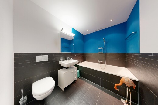salle de bains avec mur en carrelage, tile wall, bain, salle de bain complète, et inside property