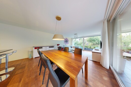 salle à manger avec wood finish floor, sol en finition bois, drywall, cloison sèche, et inside property