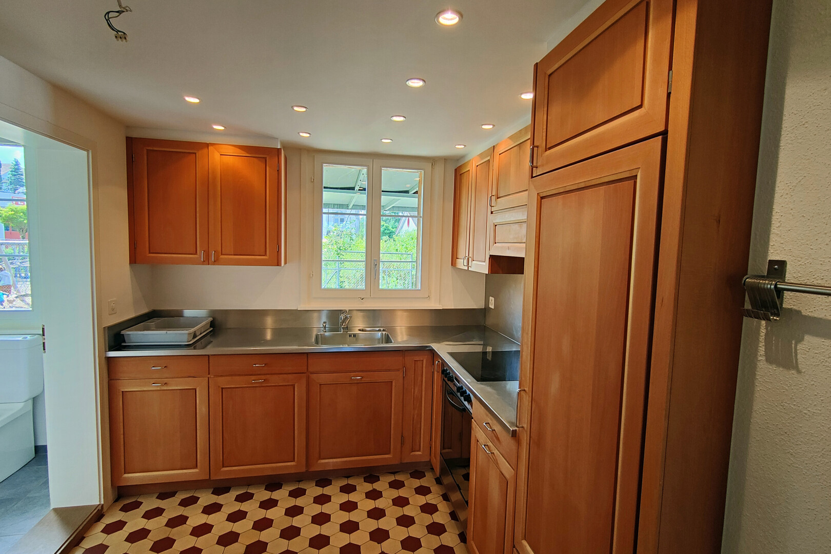 cuisine avec stainless steel countertops, plans de travail en acier inoxydable, éclairage encastré, recessed lighting, et inside property