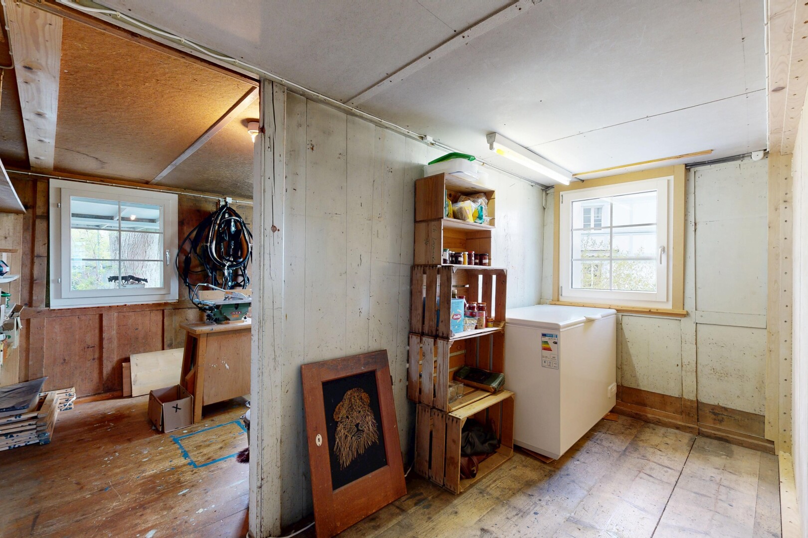 espace intérieur avec inside property, natural light, lumière naturelle, wood wall, et mur en bois