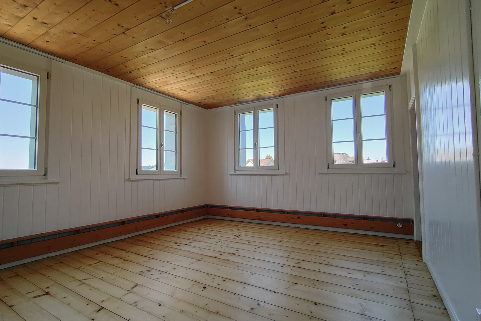 pièce vide avec hardwood floor, sol en finition bois, wood finish floor, plafond en bois, et wood ceiling