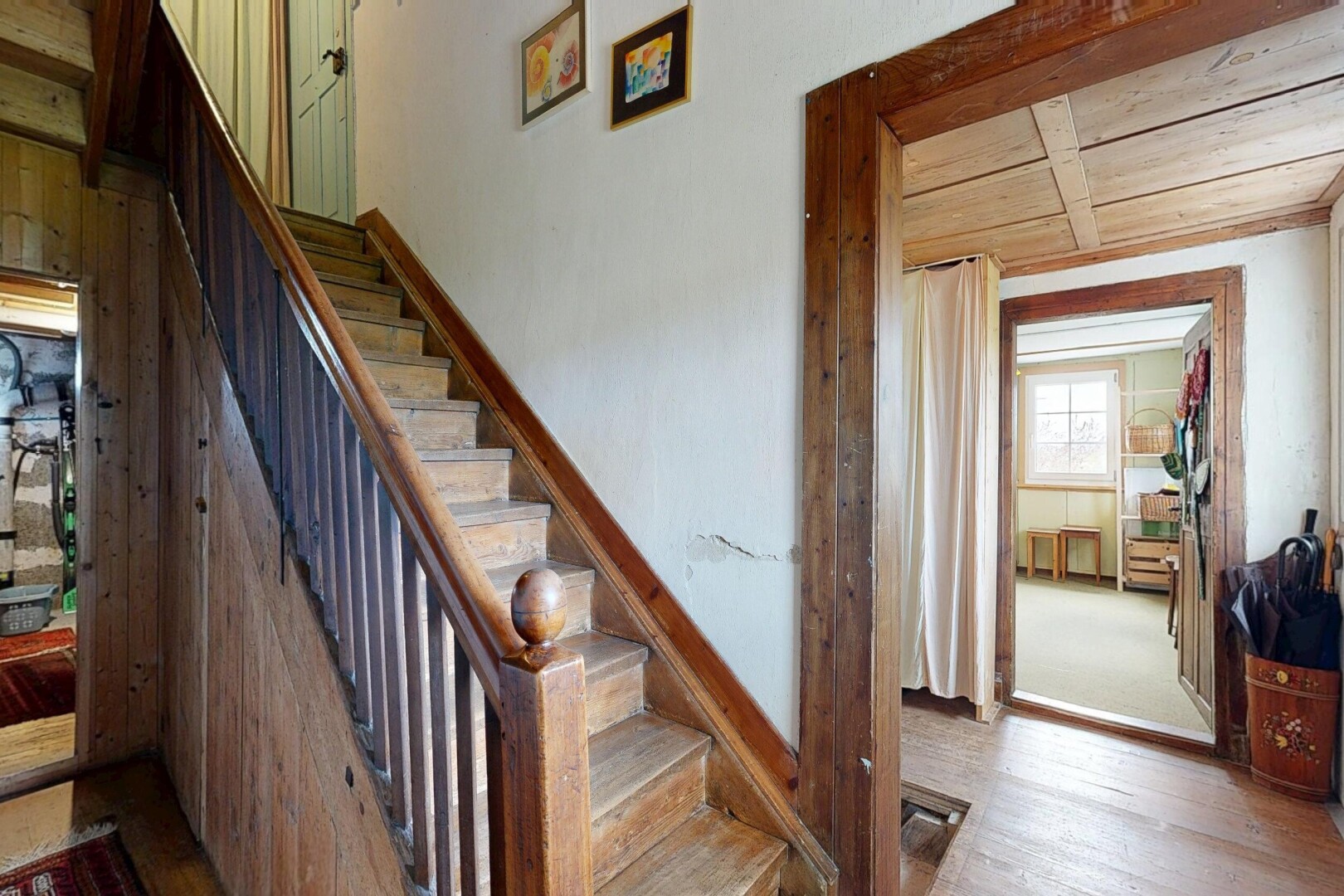 escaliers avec escaliers, drywall, cloison sèche, inside property, et wood finish floor
