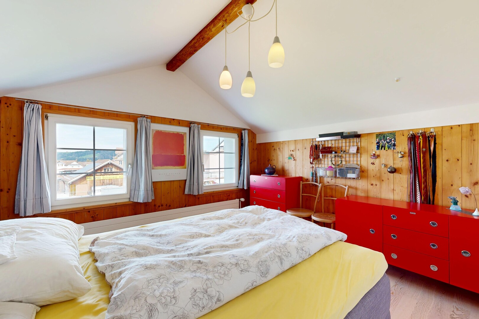chambre avec mur en bois, wood wall, lumière naturelle, natural light, et inside property