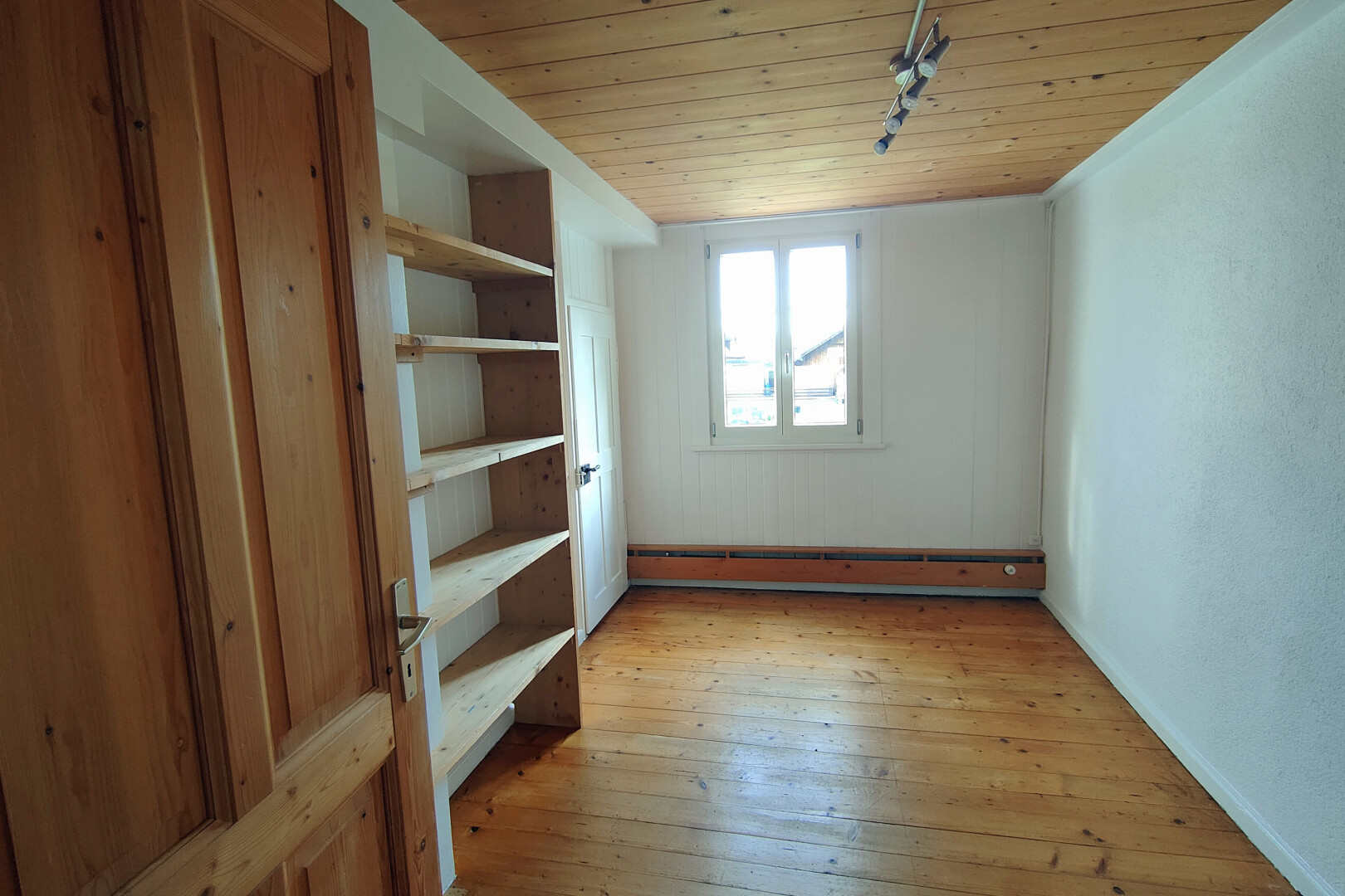 pièce vide avec wood ceiling, plafond en bois, wood finish floor, sol en finition bois, et inside property