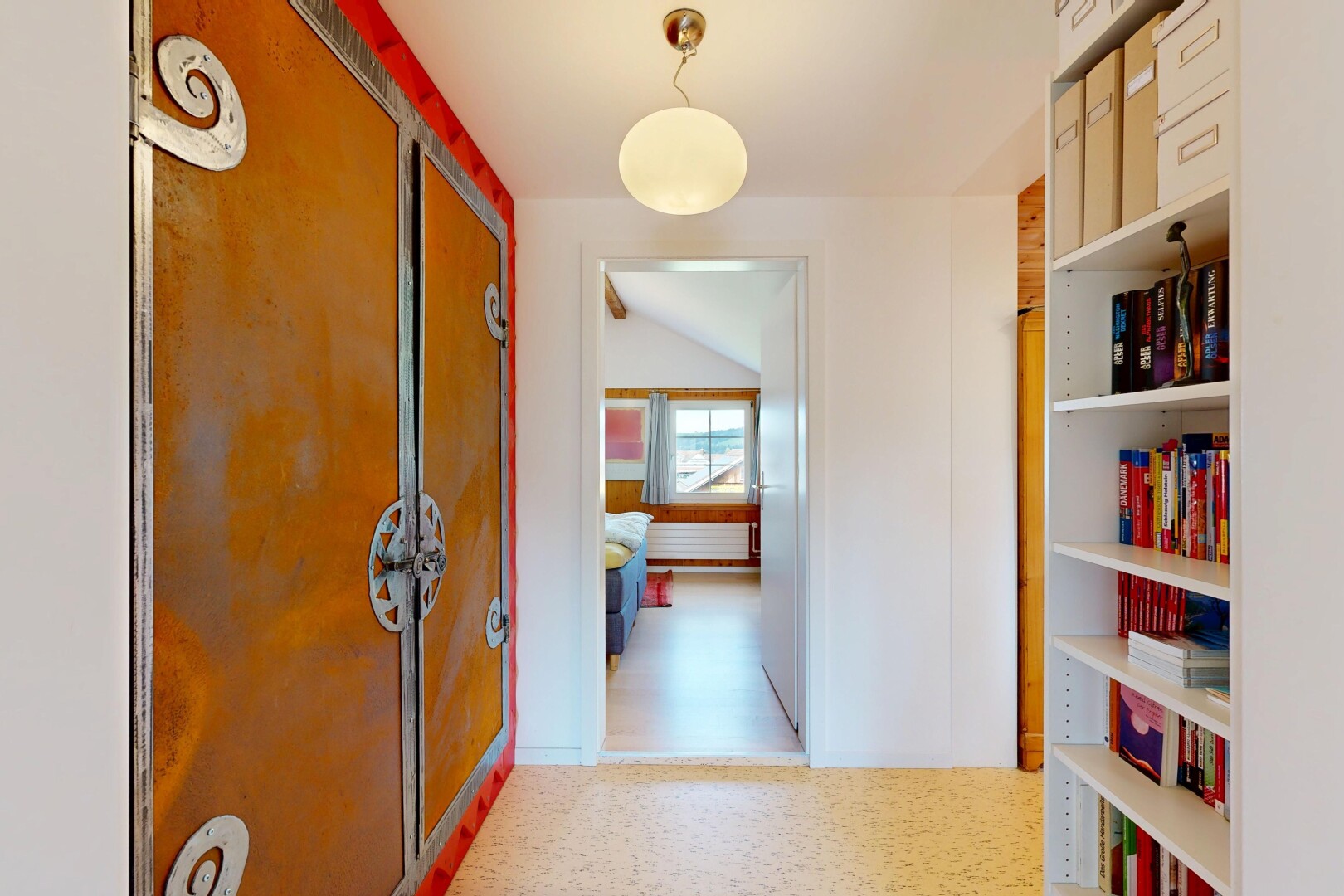 couloir avec light floor, lumière naturelle, natural light, cloison sèche, et drywall