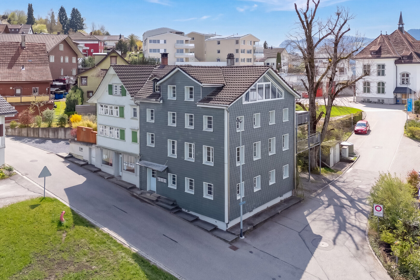 façade avec day time, drone view, residential view, vue résidentielle, et toit en tuiles