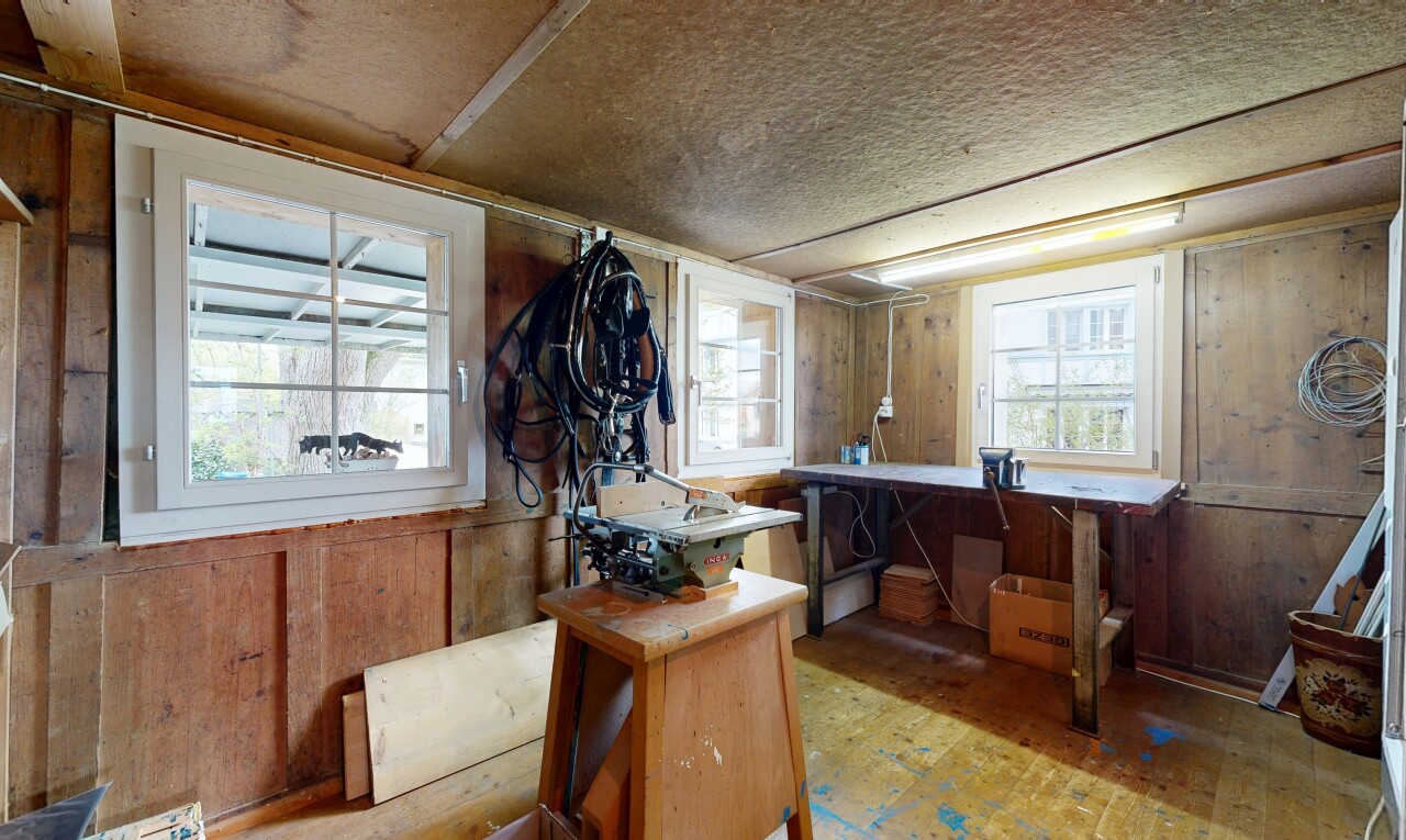 bureau avec wood wall, mur en bois, inside property, low ceiling, et plafond bas