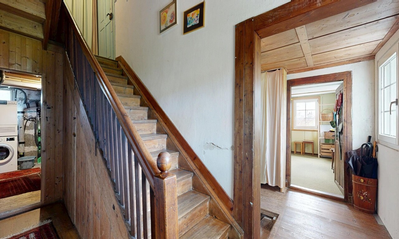escaliers avec escaliers, drywall, cloison sèche, inside property, et wood finish floor