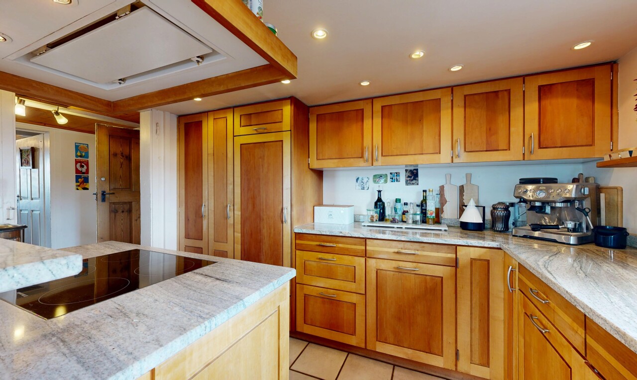 cuisine avec light countertops, recessed lighting, éclairage encastré, light floor, et plaque de cuisson