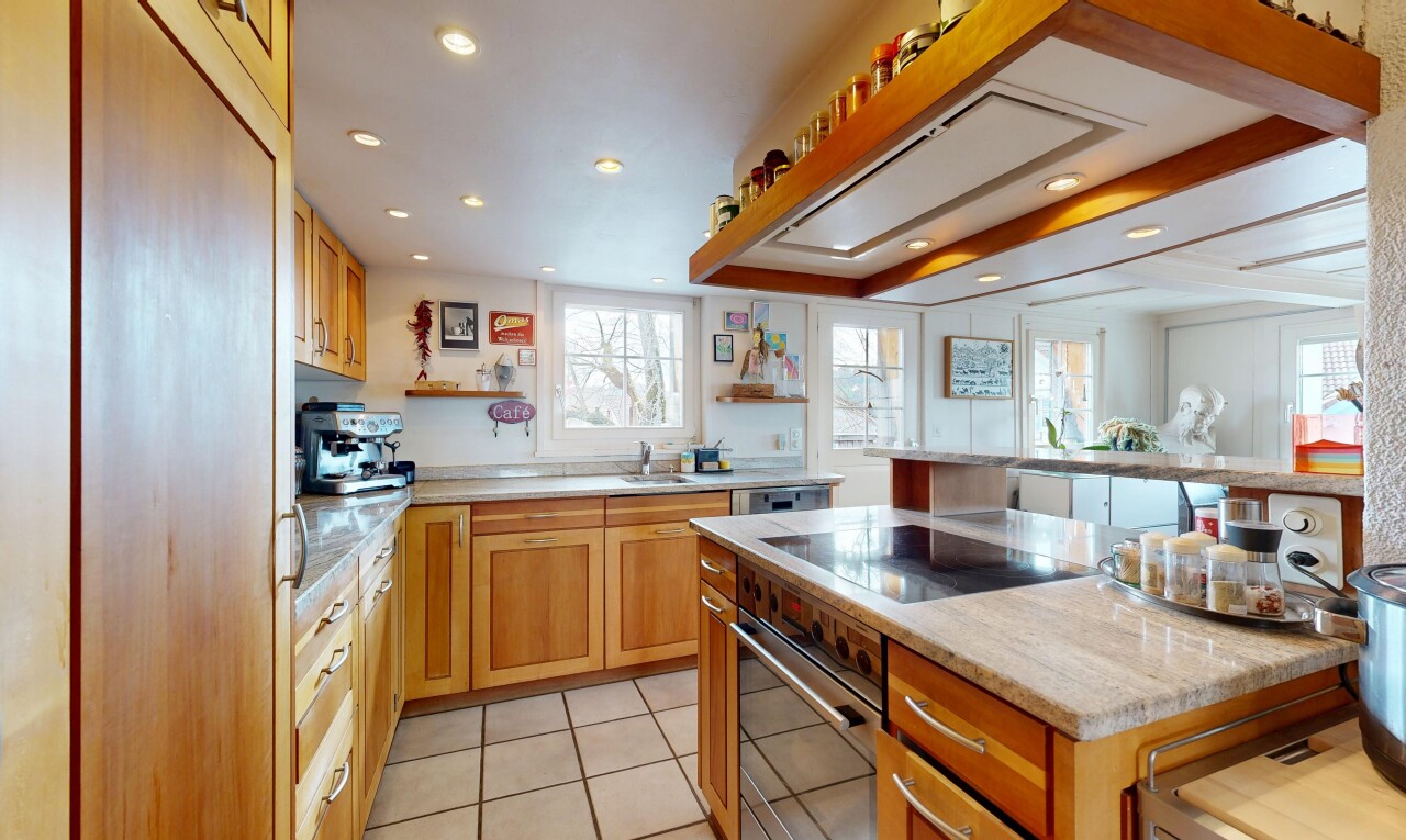 cuisine avec light countertops, four, open shelves, étagères ouvertes, et light floor