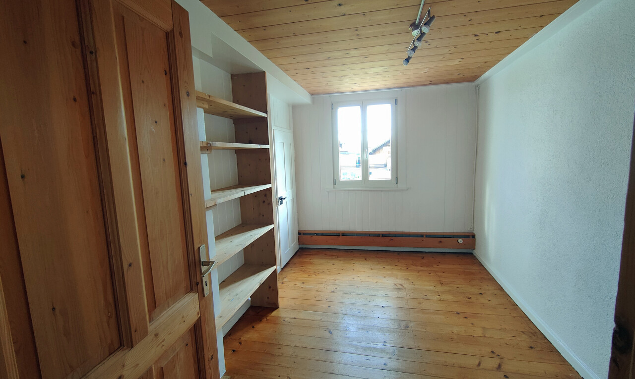 pièce vide avec wood ceiling, plafond en bois, wood finish floor, sol en finition bois, et inside property