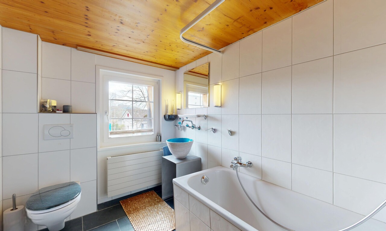 salle de bains avec mur en carrelage, tile wall, salle de bain complète, évier, et plafond en bois