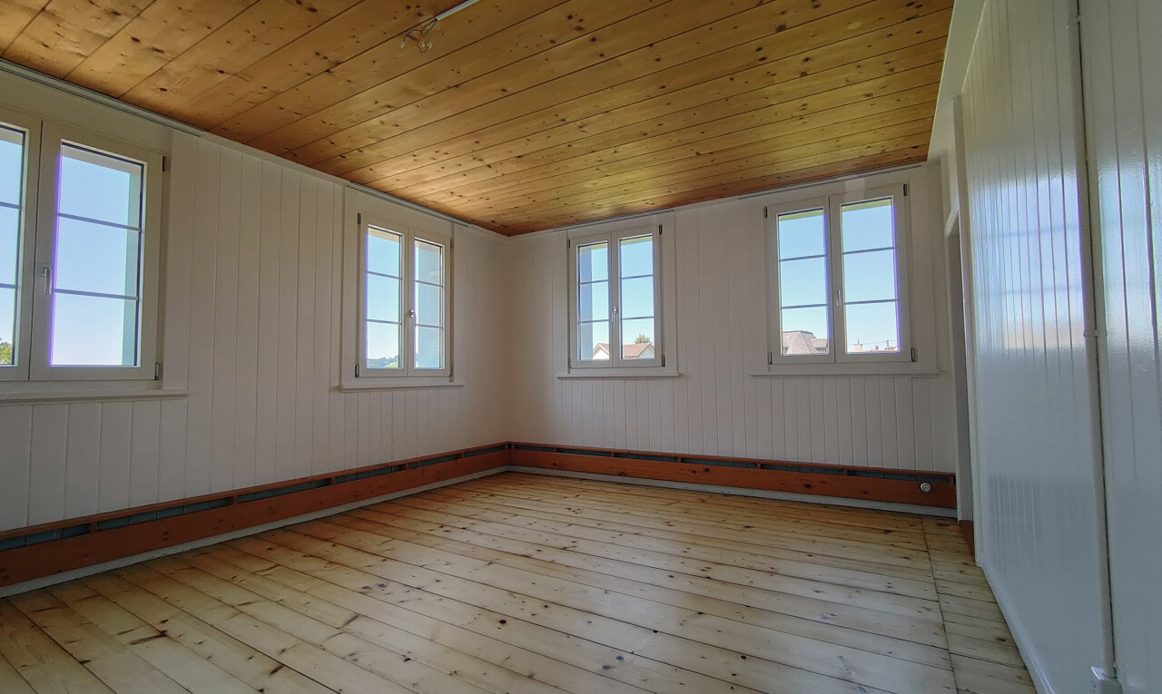 pièce vide avec hardwood floor, sol en finition bois, wood finish floor, plafond en bois, et wood ceiling