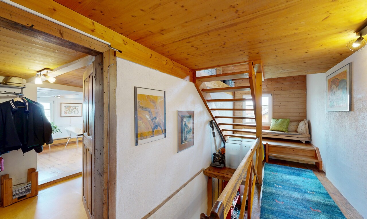 escaliers avec wood ceiling, plafond en bois, escaliers, inside property, et natural light