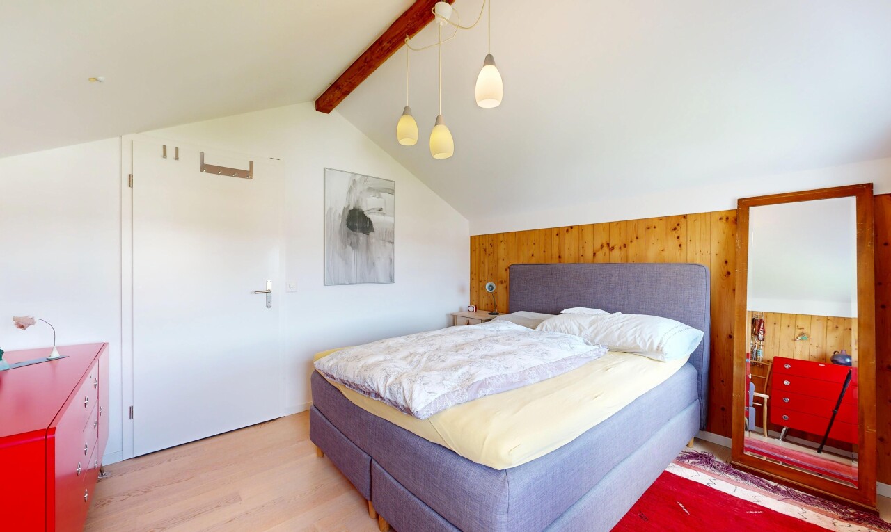 chambre avec wood wall, mur en bois, wood finish floor, sol en finition bois, et vaulted ceiling