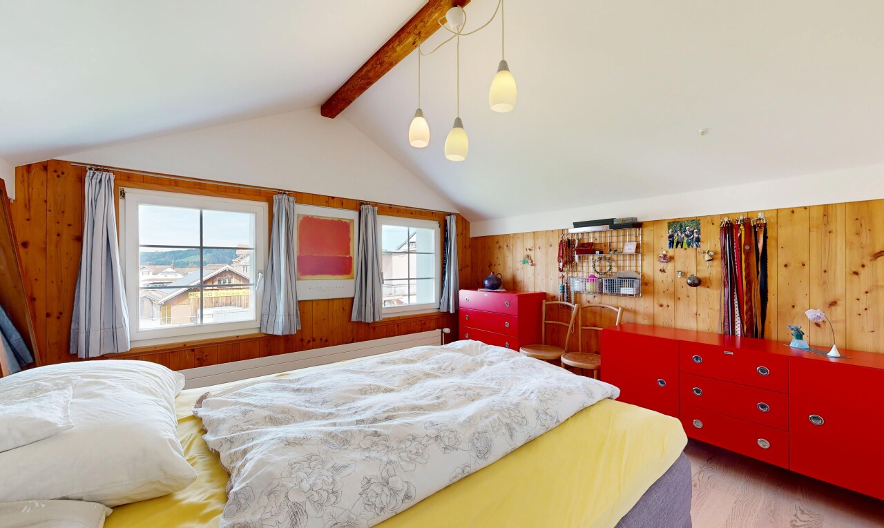 chambre avec mur en bois, wood wall, lumière naturelle, natural light, et inside property