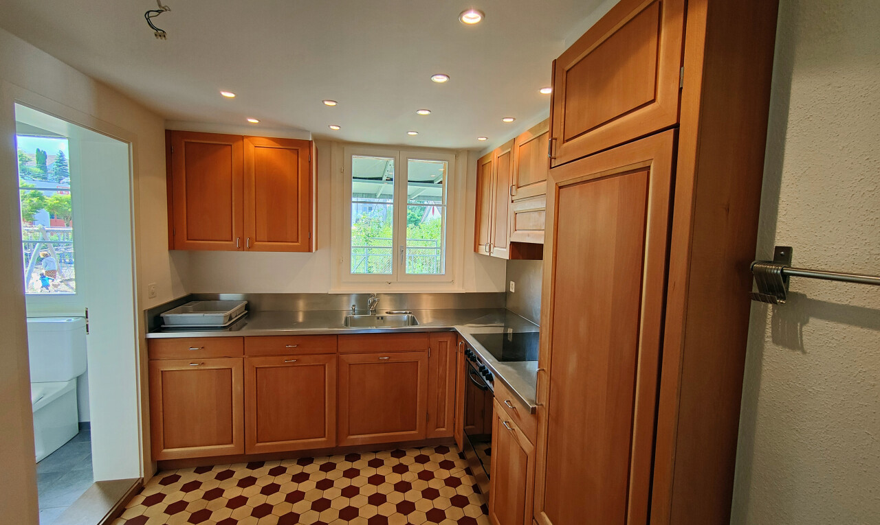 cuisine avec stainless steel countertops, plans de travail en acier inoxydable, éclairage encastré, recessed lighting, et inside property