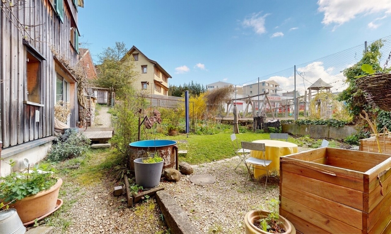 jardin avec clôture, from property, et day time