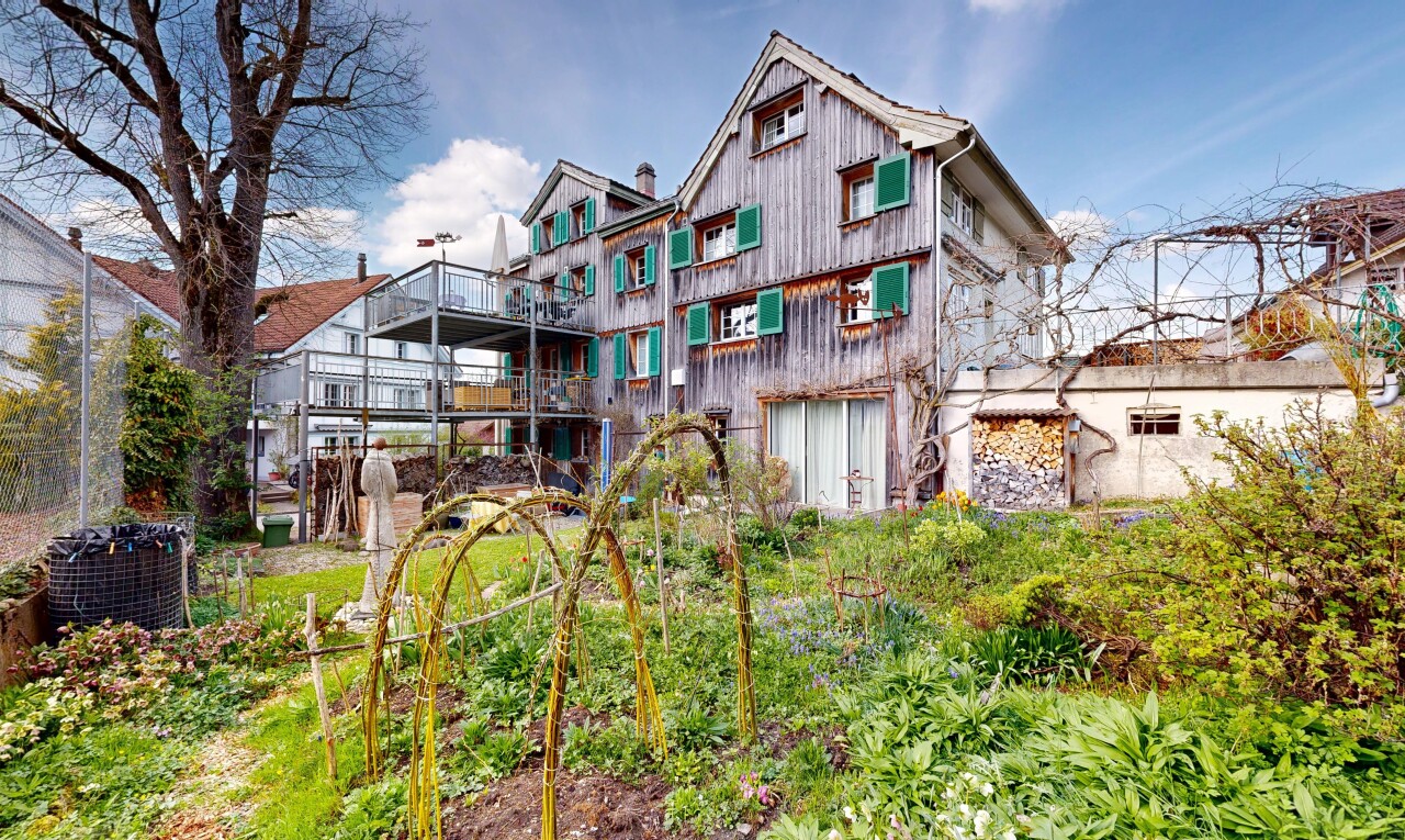 façade avec bardage vertical, jardin, et day time