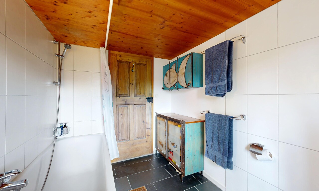 salle de bains avec tile wall, mur en carrelage, dark floor, salle de bain complète, et douche-bain combinés
