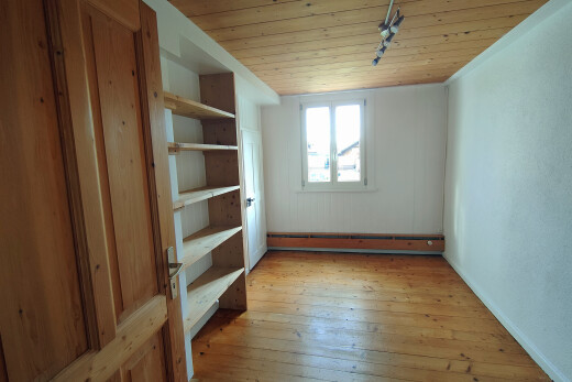 pièce vide avec wood ceiling, plafond en bois, wood finish floor, sol en finition bois, et inside property