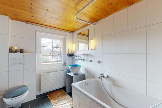 salle de bains avec mur en carrelage, tile wall, salle de bain complète, évier, et plafond en bois
