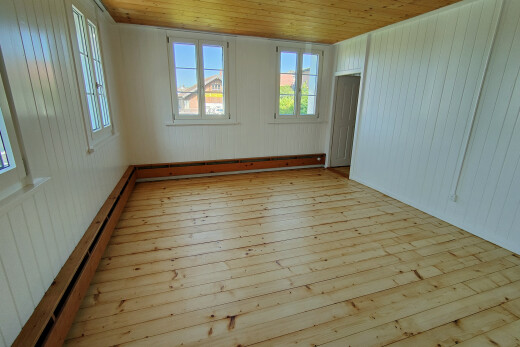 leerer raum mit hardwood floor, day time, holzfußboden, wood finish floor, und fußleistenheizung