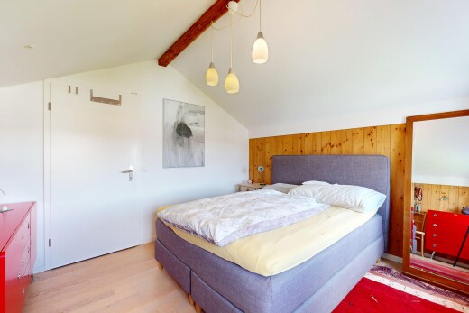 chambre avec wood wall, mur en bois, wood finish floor, sol en finition bois, et vaulted ceiling