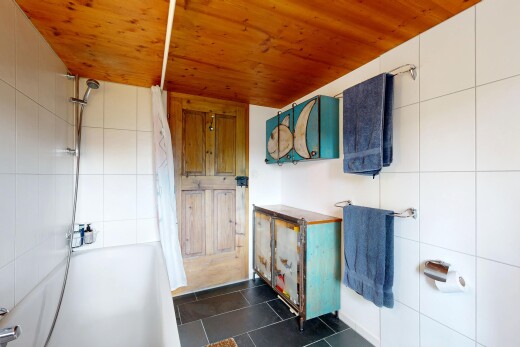 bad mit tile wall, fliesenwand, dark floor, komplettes badezimmer, und kombiniertes bad / dusche