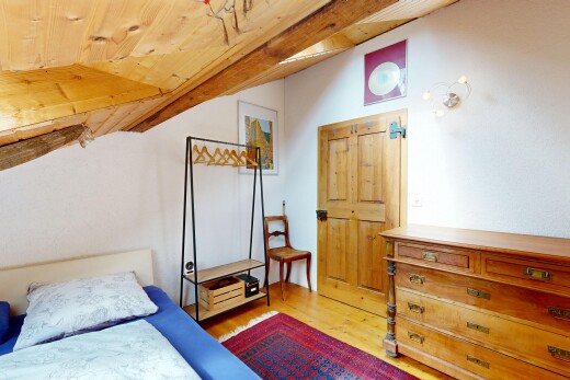 zimmer / schlafzimmer mit wood finish floor, holzfußboden, drywall, gipskartonwand, und vaulted ceiling