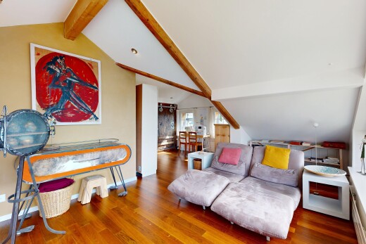 wohnzimmer mit beamed ceiling, balkendecke, vaulted ceiling, dachschräge, und inside property