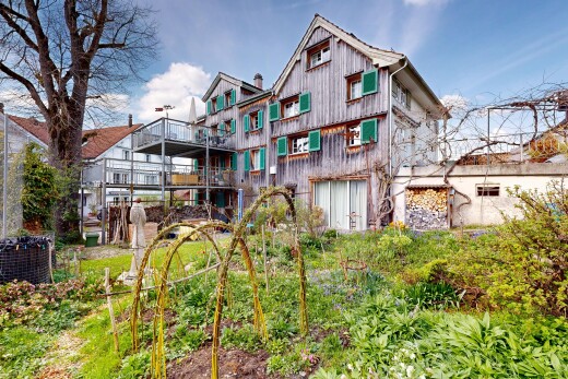 außenansicht mit vertikale verkleidung, garten, und day time