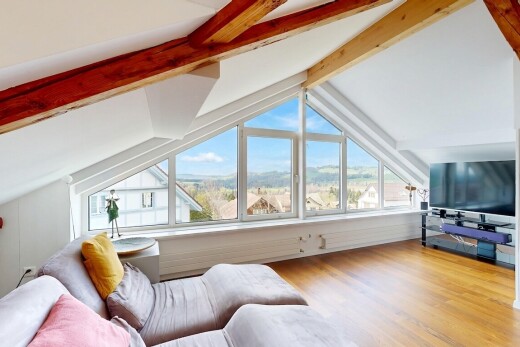 wohnzimmer mit balkendecke, beamed ceiling, dachschräge, vaulted ceiling, und fernseher