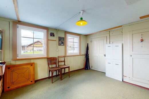 pièce vide avec carpet, moquette, natural light, lumière naturelle, et inside property