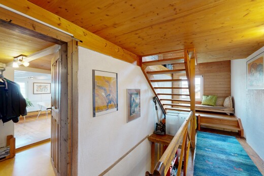 treppe mit wood ceiling, holzdecke, treppen, inside property, und natural light