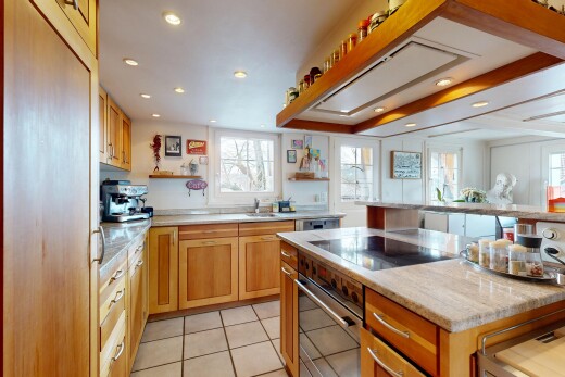 cuisine avec light countertops, four, open shelves, étagères ouvertes, et light floor