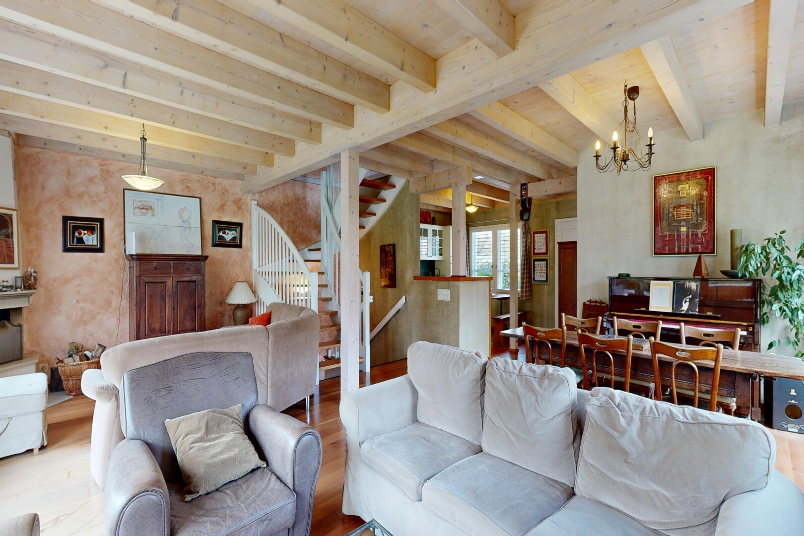 wohn- / esszimmer mit inside property, bemerkenswerter kronleuchter, treppen, natürliches licht, und natural light