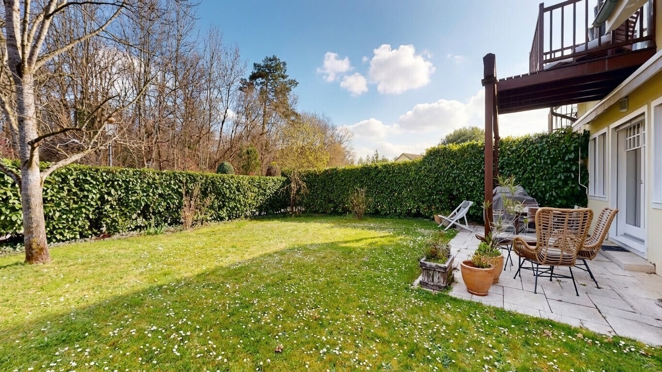 garten mit from property, day time, zaun, terrasse, und rasen