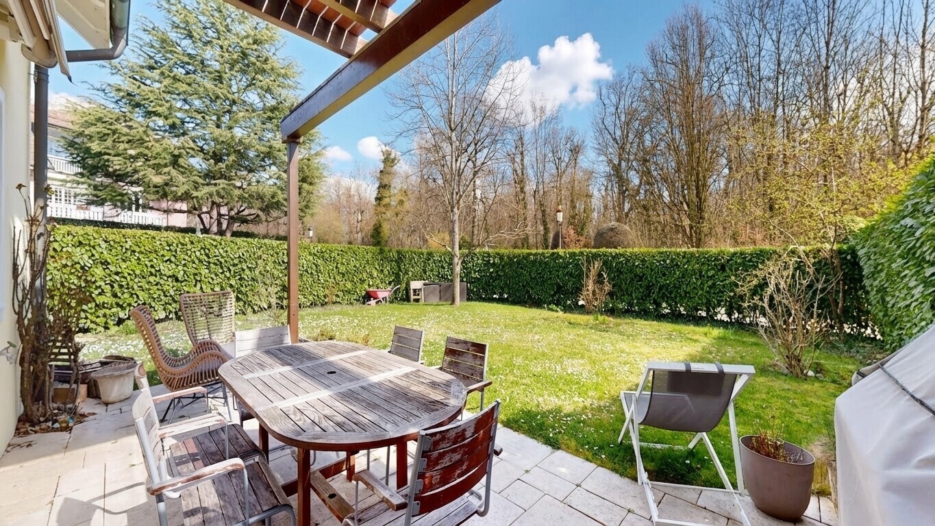terrasse mit from property, essbereich im freien, terrasse, rasen, und zaun