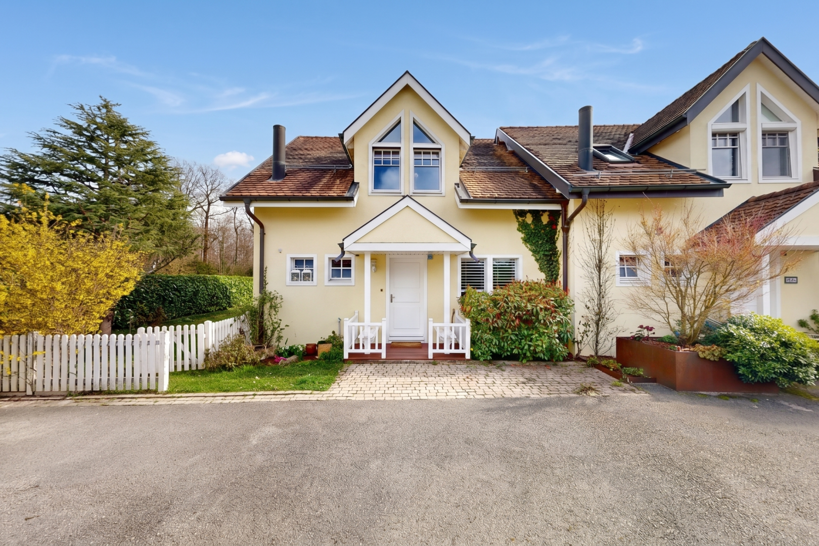 außenansicht mit stuckverkleidung, parkplatz, property visible, day time, und zaun