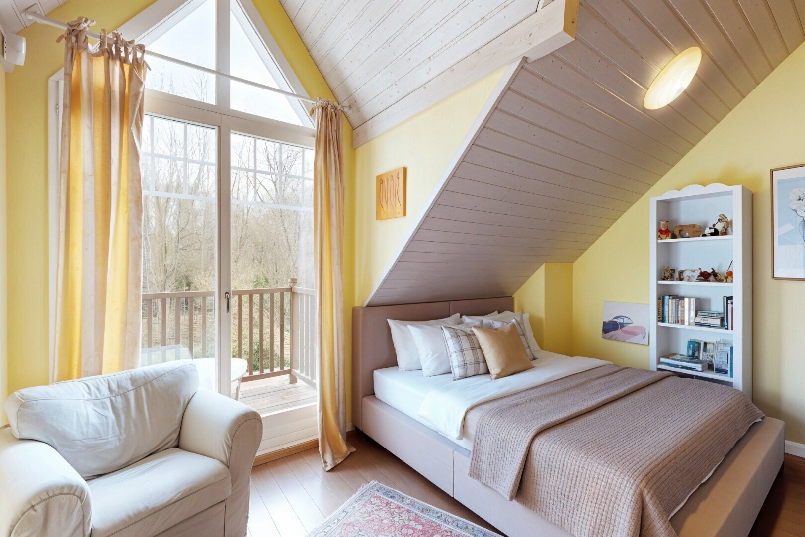 zimmer / schlafzimmer mit inside property, holzfußboden, wood finish floor, dachschräge, und vaulted ceiling