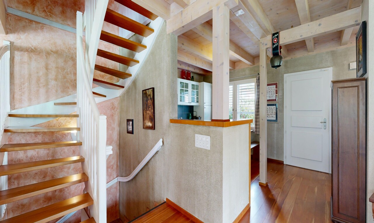 treppe mit natürliches licht, natural light, holzfußboden, wood finish floor, und inside community